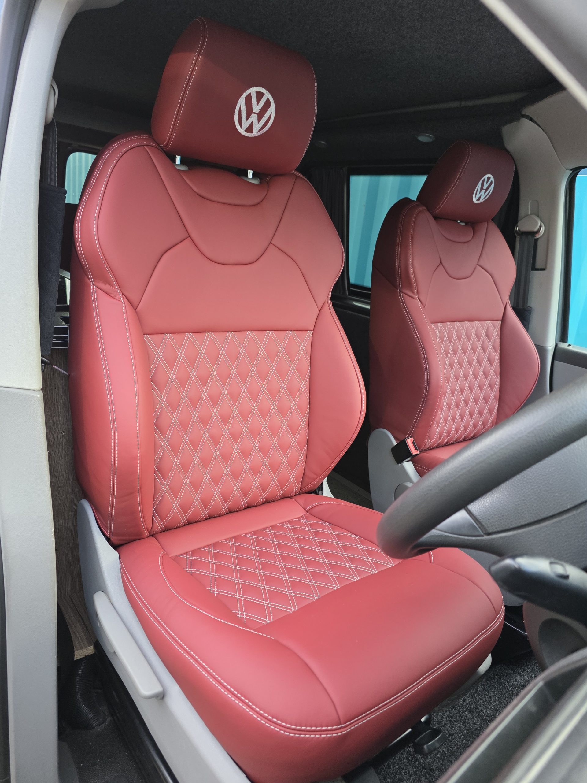 VW TRANSPORTER T6 SPORT SEAT UPGRADE IN NAPPA RED LEATHER WHIT DIAMOND STITCH.